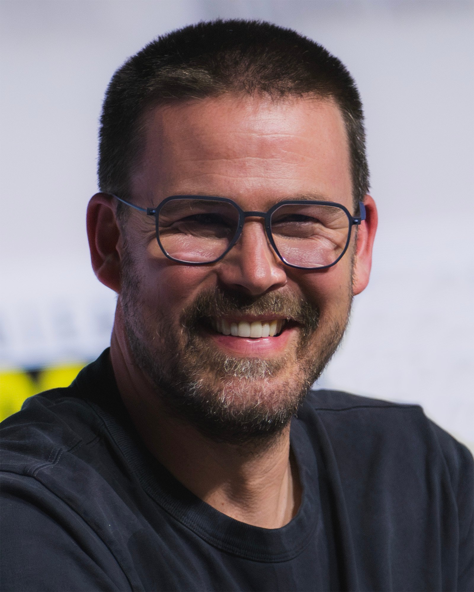 Zach Cregger, director de Resident Evil: Noche Cero, presentando la película en el Comic-Con