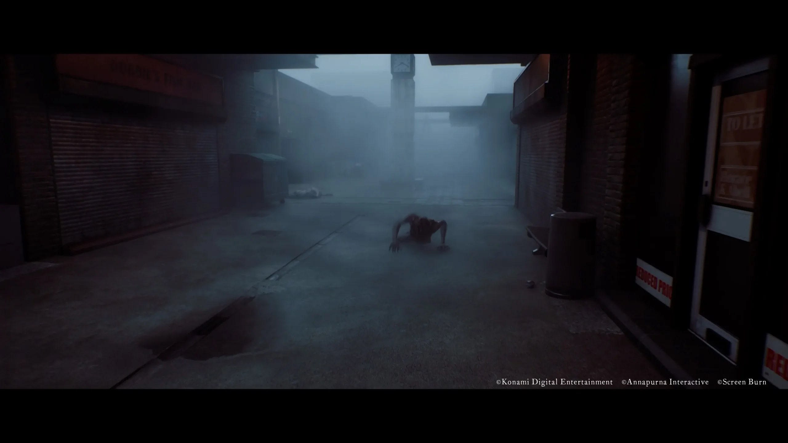 Una criatura se arrastra entre la niebla en un callejón de Silent Hill: Townfall
