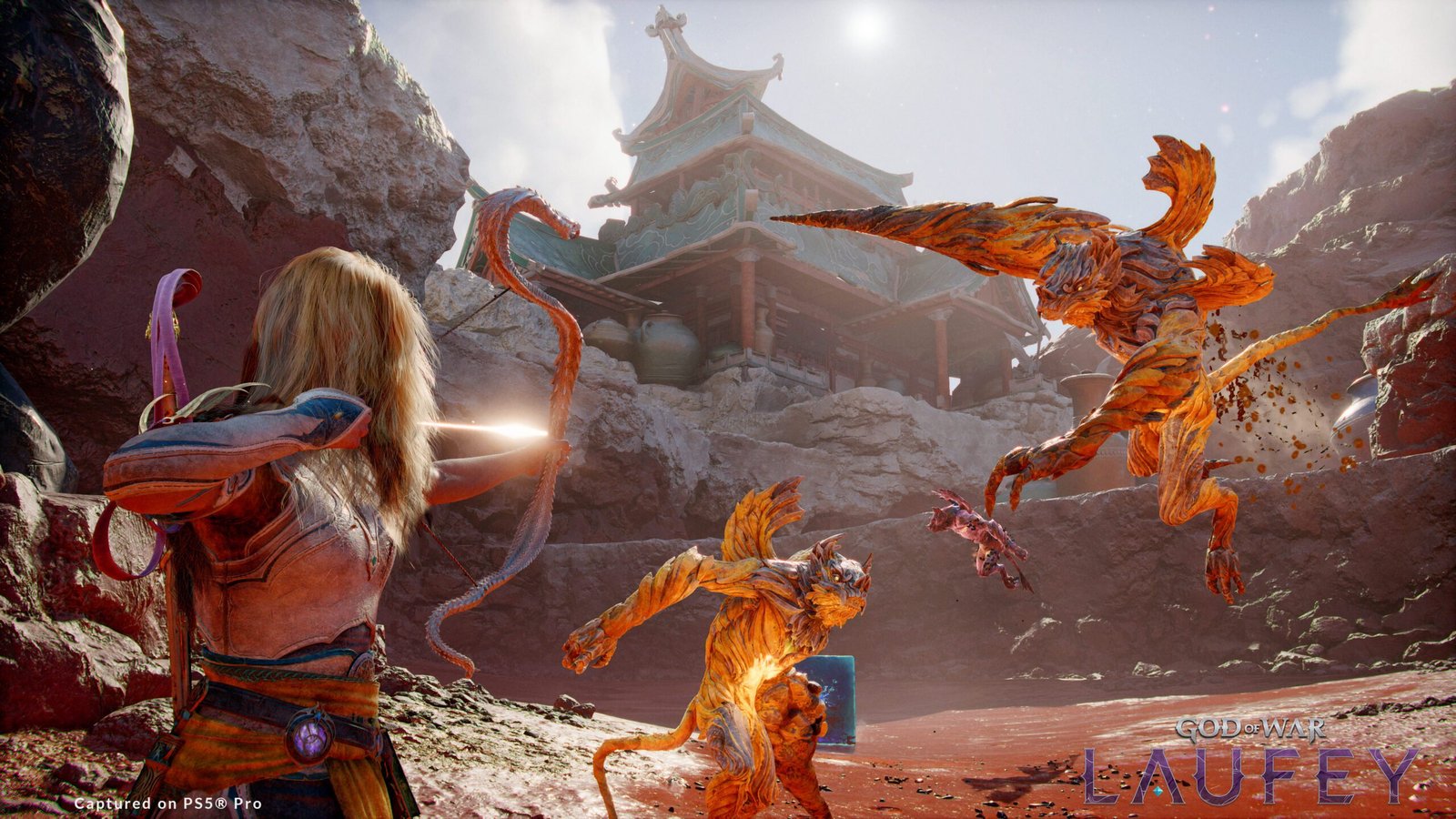 Faye empuñando el Arco Serpiente de God of War Laufey durante un combate