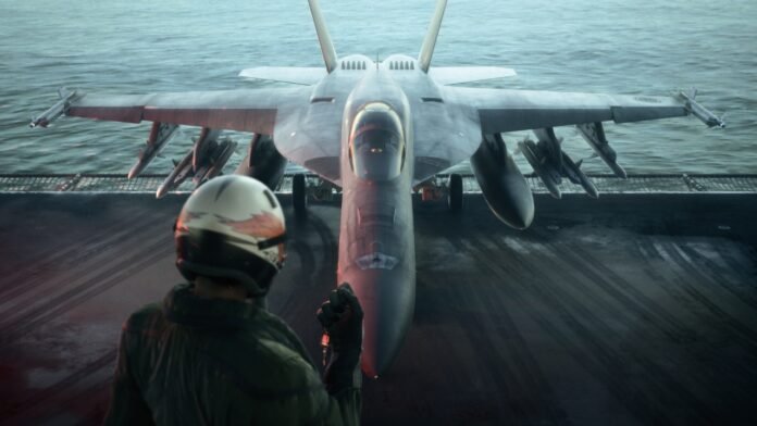 Piloto y caza F/A-18 de Ace Combat 8: Wings of Theve en la cubierta de un portaaviones